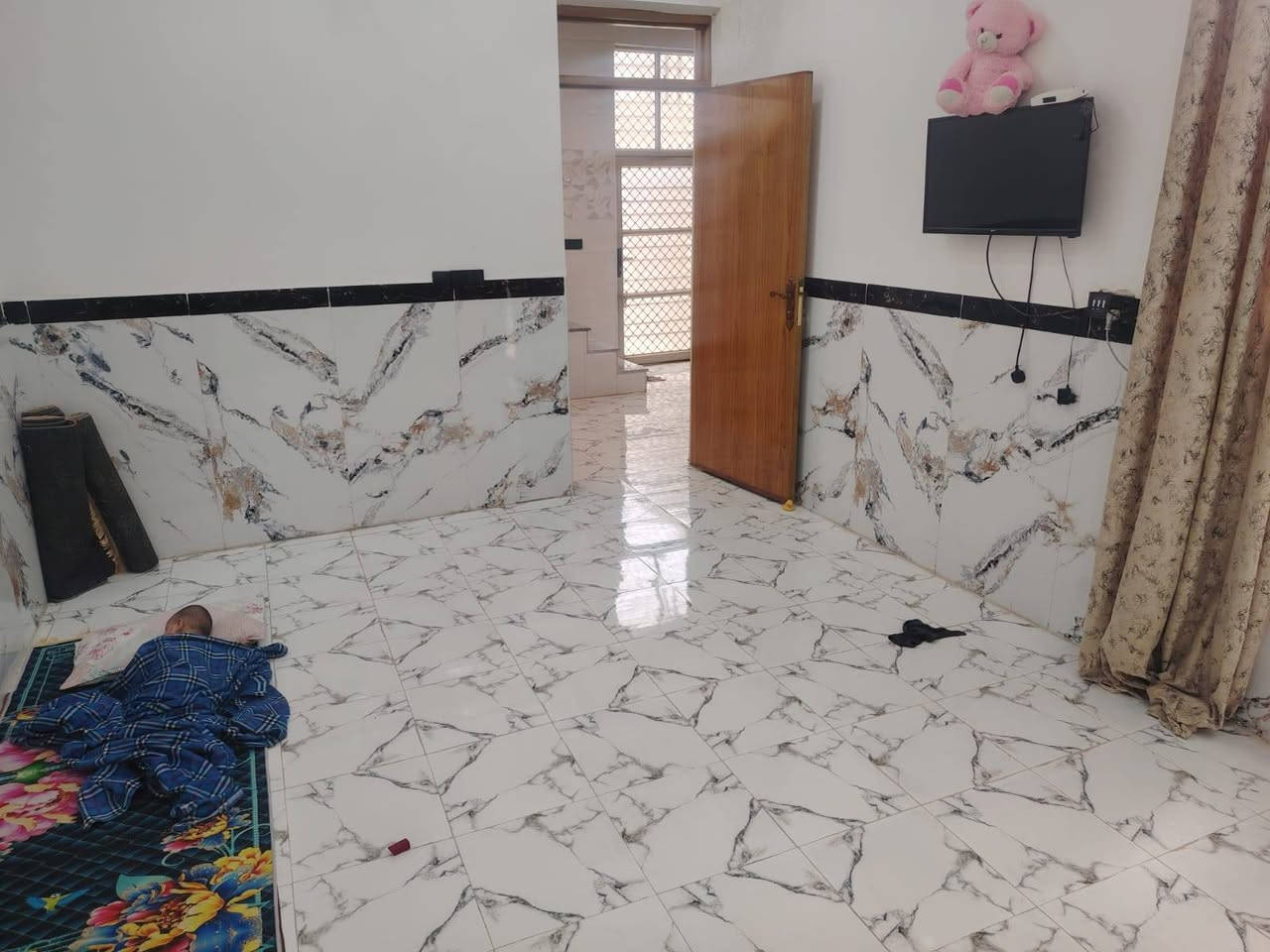 سلام عليكم بيت للبيع ١٢٠ متر للبيع اساس كونكريت وسقف كونكريت جسور للبيع الكوفه شارع المعمل قريب مدرسة الزدهاد غرفه وصاله ومطبخ واستقبال حمامات داخليه وخارجيه ***********
