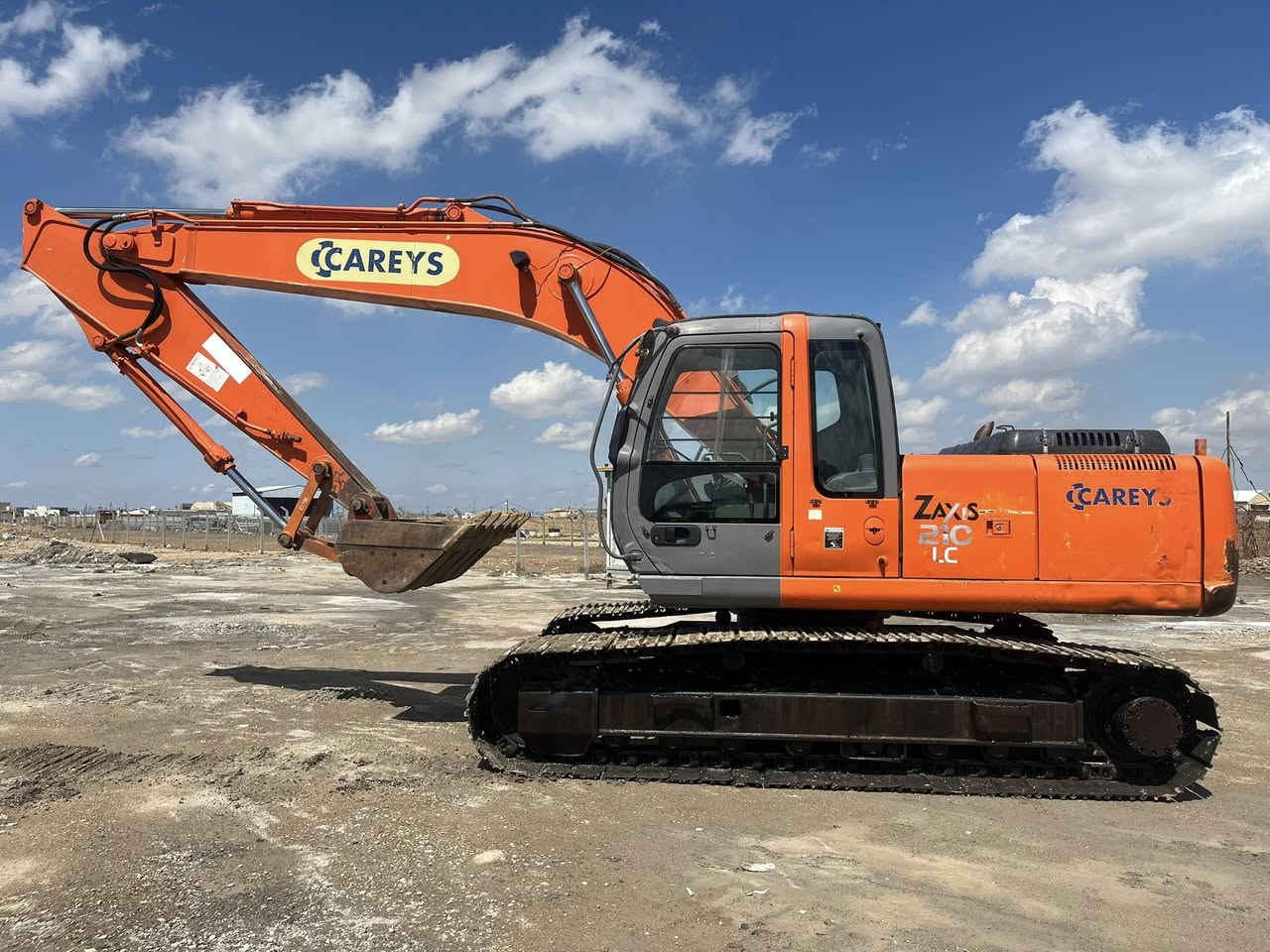 السلام عليكم البيع حفاره هيتاشي زت مديل 2006 اصل شاصي وسنويه حجم 210 السي 8رولات رقم شمالي تحويل مباشر مشتغله 11 ألف  حفاره جديدها وبلاديه تبريد بلادي كهربائيات كله شغاله وبلاديه ماسسه جك همر بلادي قطرة نضيح مابيه حداديه نضافه100من100 من زناجيل ورولات وصينيه وحفاره جاهزه الشغل مابيه أي نقص الاستفسار والاتصال عل رقم ***********
