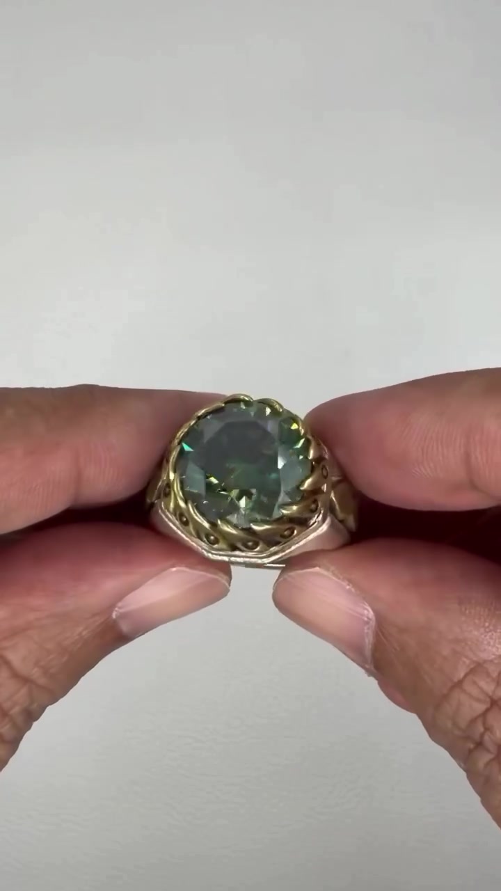 بسم الله الرحمن الرحيم:
اللهم صل وسلم وبارك على سيدنا محمد:
أقوى من الالماس بريقاً وأقرب منه فخامه💎
حجر يجمع بين ندره النجوم وصلابه الجبال 
خاتم الموزانيت
الاخضر الاستثناىس الحجر الذي ولد من رحم النيازك ليضيئ يدك بريقاً لاينطفئ
بريق يفوق الالماس: يمتلك الموزانيت قدره على انكسار الضوء وتشتيته(( النار))
تتجاوز الالماس الطبيعي مما يجعله يخطف الانظار  من امتار  صلابه جباره 9.25  على مقياس موس هو ثاني اصلب حجر في الكون مقاوم للخدش تماماً  ومثالي ليكون خاتم العمر:
تفاصيل التحفه: المعدن فضه نقيه عيار 925 مختومه لضمان الجوده
الصياغه عمل يدوي متقن خاص ب ورشه (( يزن)) بتصميم فريد يدمج بين الفخامه والأصاله:
التصميم : إطار مرصع بلمسات ذهبيه تبرز  جمال وفخماه الحجر الأخضر الكبير

للتواصل : إتصال أو  واتس اب: 00962799007768
#خواتم
#موزانيت
#احجار
#الماس
https://www.instagram.com/king_alkahraman?igsh=MXR4emVsaW81bGIyZw%3D%3D&utm_source=qr


**إذا كنت صاحب هذا الإعلان وتريد حذفه لأي سبب، رجاءا أرسل رسالة إلى الدعم الفني**
