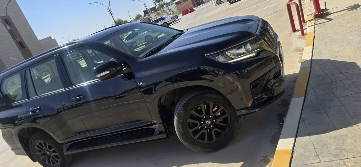 السلام عليكم،
 سيارة للبيع تويوتا  برادو TX.S Midnight برادو ماد نايت موديل 21  وكالة العراق ساز (SAS) ام الضمان الـ١٠٠ ألف كيلو، لون أسود، ماشية ٧١ ألف كيلو، جميع الصيانة والدهن بالشركة، تخم تايرات جديد وبطارية جديدة أقل من شهرين، مواصفاتها محرك ٦ سلندر،  كشنات جلد بيجي شاشة، كامرة، كشنات كهرباء، ثلاجة، دبل تانكي، شاحن وايرلس، تحكم ستيرن، هوك، زراك، فتحة، إنارة مرايا شفط،  سبير تعليق  
والسيارة مغلفة بالكامل حماية وكشنات مغلفه، استعمال شخصي ونظيفة جداً، السيارة باسمي ورقم بغداد الجديد، عارضها ٤٢ ونص قابل للتفاوض بالمعقول، للاستفسار
***********

