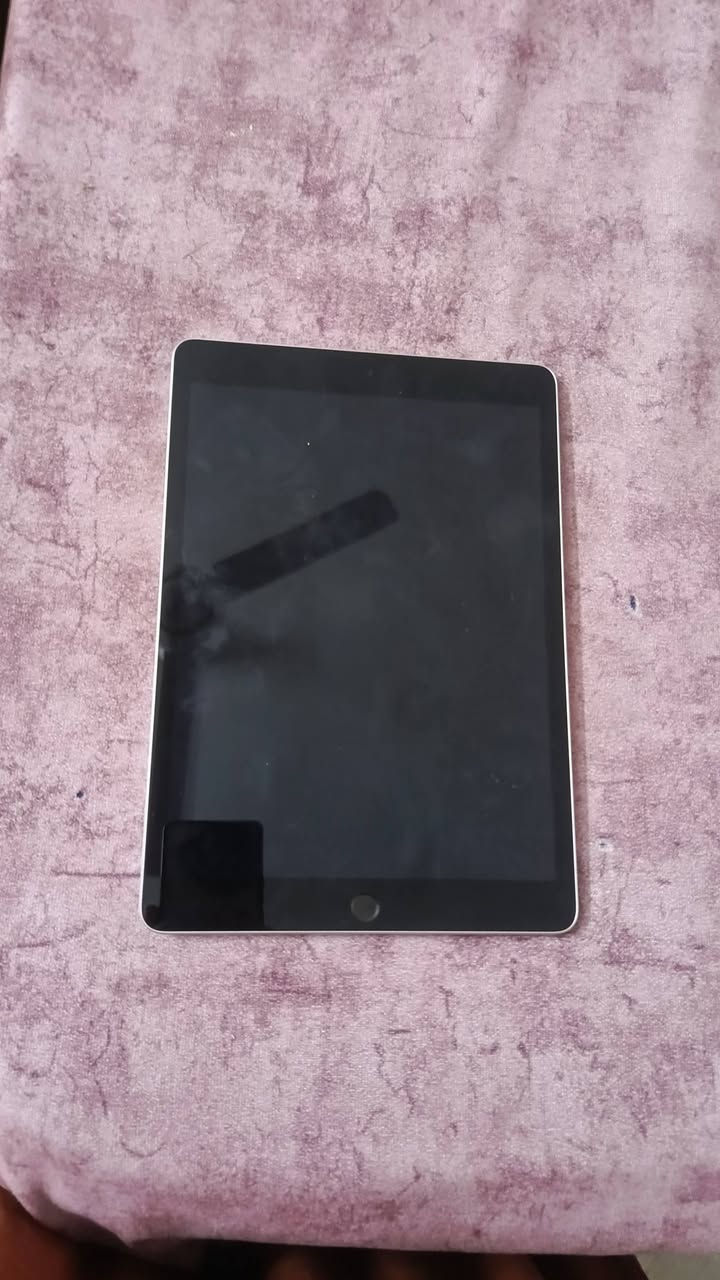 السلام عليكم ايباد 9 ذاكره 64 نظافه 100% 100 مكفول حتى من الزلغ مكاني بغداد حي البتولت كرتونه موجوده بطاريه فوق ال 90 فقط الشاحن الاصليه مالته ماكو السعر 275 بمجال كلش قليل حق الجيه للتواصل خاص او على رقم واتساب موجود ***********
