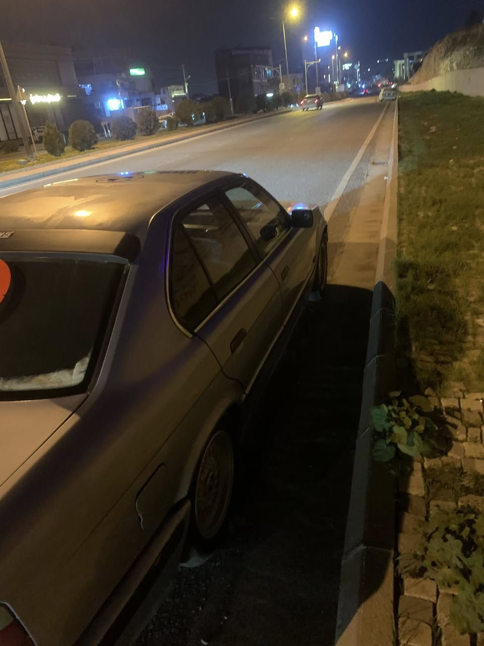 سلاو هاوريان بيم ١٩٩٣ گير عادي مه كينه ٥٢٥ سه ياره يه كي بيكي شه يه بيمشكيله يه نرخي ٢٥ گه لاو مه عامه له يه كي برايانه سه ياره كه ئارمه ئارمه كه ي ون بوه


**إذا كنت صاحب هذا الإعلان وتريد حذفه لأي سبب، رجاءا أرسل رسالة إلى الدعم الفني**