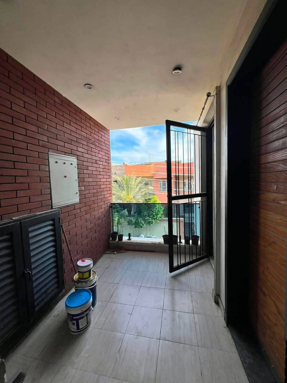 للايجار في السيديه
وحـدتين سكنيه MODREN  مساحه  كل وحده 200M🔸

طابق ارضـي 📌

+طابق اول 📌

مدخليـن للعقـار 🔸

تحتوي كل وحده سكنيه على 3غرف نوم (1سويت) وصاله وهول داخلي وخدمات +كراج في الارضي 

+غرفه Laundry + بلكونه ومنور 2 

مع سسـتم كاميرات🎥 (سخان ماطور +خط كهرباء+خط انترنيت)

معزوله عزل تام ✔️

بدل الايجار الطابق الارضي (مليون 250 الف ) مع مجال بسيط 

بدل الايجار الطابق الاول (مليون و100 ) مع مجال بسيط 

الموقع 📍الضباط قرب شارع المركز 

للاستفسار

***********

***********

متوفر واتساب
