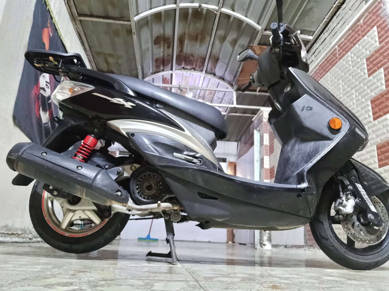 السلام عليكم
دراجة سكنس فحل جديدة لوك 
سرعة 140 خطين نوزل اسلف اصلي عداد كتروني شغال 
ام طلاعات ستاند كهرباي حساس وراقها ابسمي محرك ناعم ومكفول كفاله عامه 
شراي يتصل 
شرط جيب فيتر وتعال فحص براحتك
***********
