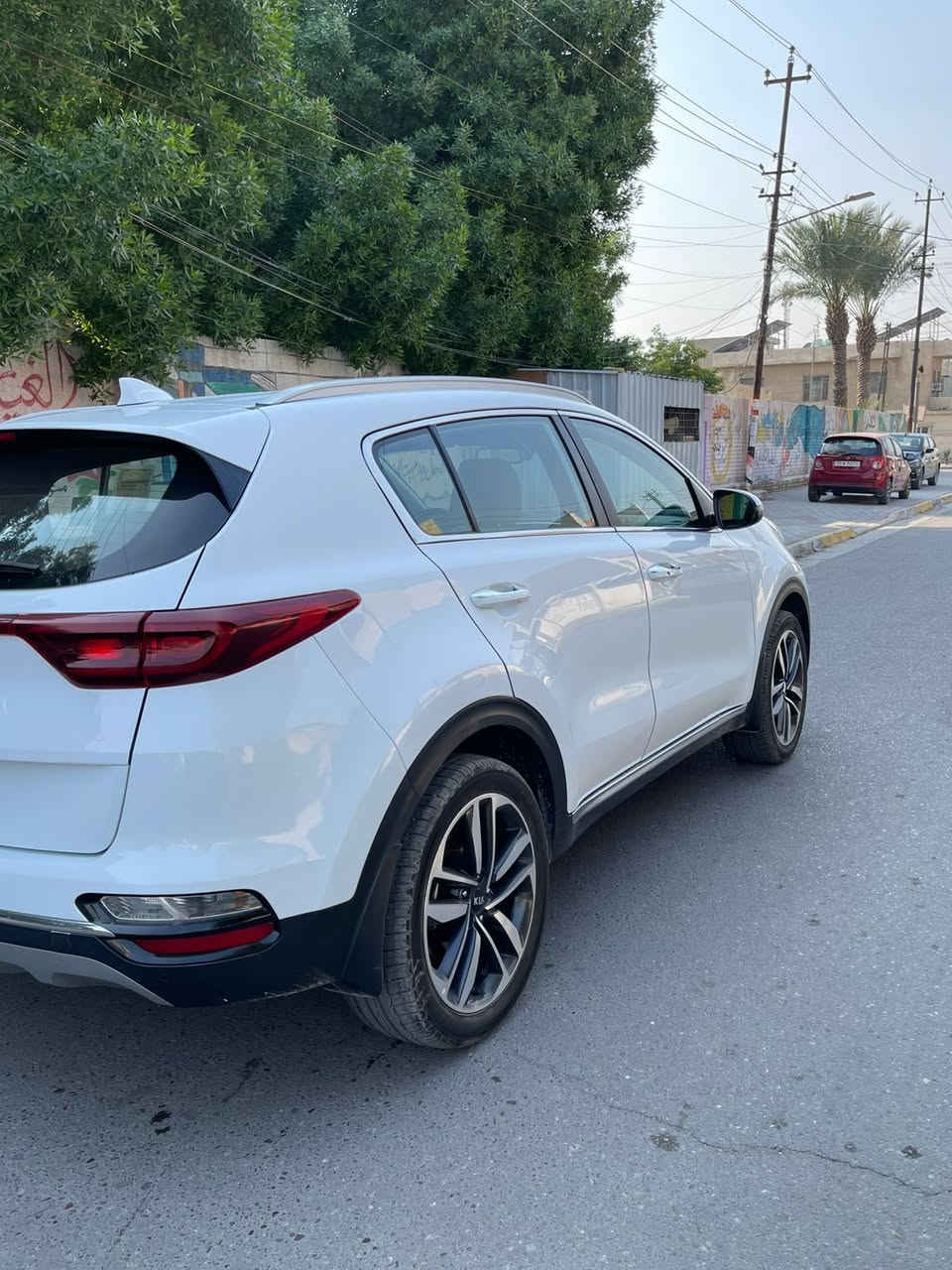 السلام عليكم كيا سبورتج موديل 2021 وارد خليجي مكفوله من الضربه والصبغ والبارد والفتح ماشيه 48 الف مواصفاتها بصمه شاشه اصليه كامره اصليه  تشغيل عن بعد ترايش نيكل تبريد منفصل محرك 2000 دوش وبعد بيها مواصفات رقم بغداد الجديد انكليزي بأسمي والتحويل مباشر السعر المطلوب 218 ورقه وبيها مجال بسيط مكان السياره بغداد ال كرخ حي الجامعه شارع الربيع للستفسار هاذا الرقم *********** وشكرا
