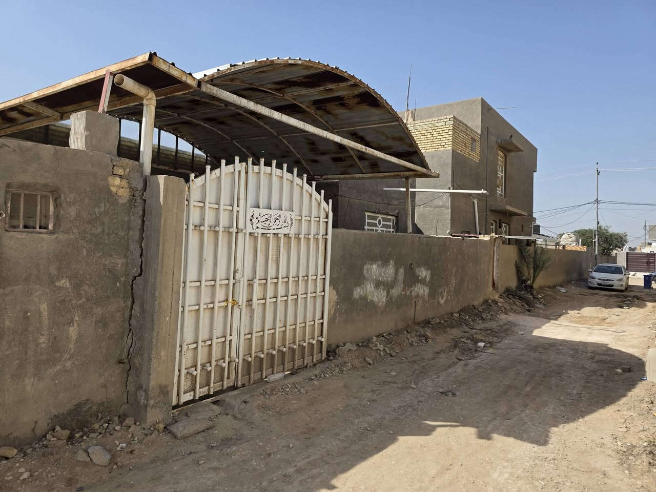 السلام عليكم بيت مساحته ٢٥٠ متر مربع نص بناء استقبل ومطبخ وصحيات فقط 
مكان البيت شارع تل عوفي مجاور محمد يوسف او عباس لبي  سعر ٥٨ 
 ***********    ***********
