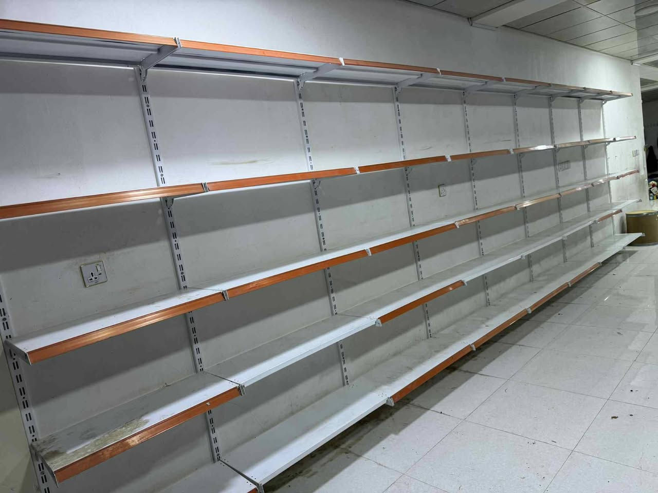 چەند مەتر ڕەفەی دیوار ی دووکان لەگەڵ دوو بەڕاد لەگەڵ شوێنی چەرەزات بۆفرۆشتن چەم چەماڵ 
***********
***********
