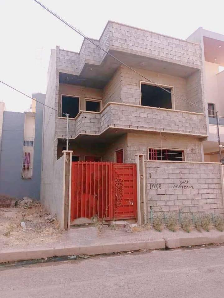 #🏛 هيكل سكني للبيع
📍 الموقع: حي البكر – (منطقة التجار، قريب جداً من سايدين التيتانيك وكاسر الأسعار)

🟨 المربع الذهبي – منطقة هادئة ومطلوبة للسكن.

📐 المساحة: 102 متر 

▪️ الواجهة: 7.25 متر

▪️ العمق: 15 متر

🏗 تفاصيل البناء:

🔸 الطابق الأول: كراج، مطبخ، استقبال، هول، غرفة نوم كبيرة، صحيات، مناور عدد 2

🔸 الطابق الثاني: 3 غرف نوم، هول صغير، صحيات

🧱 مواصفات إضافية:

تأسيس كهرباء نوعية ممتازة لكلا الطابقين

تأسيس مجاري + دكتات + حمايات

تشريب كامل للبيت بـ الإسمنت للطابقين

لبخ السقف للواجهة والمناور

📝 الهيكل عليه قرار تمليك 2025 باسم صاحبه

سعر 130 مليون وقابل للتفاوض 

للاستفسار الاتصال ع الرقم 

***********

***********
