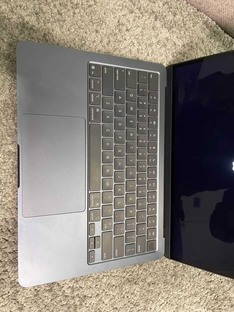 Apple MacBook Air 13-inch
💻 الموديل: Apple MacBook Air 13-inch
⚡ المعالج: M4
🧠 الرام: 16GB
💾 السعة: 512GB SSD

🔋 البطارية: 97%
🔄 عدد دورات الشحن: 132

📦 المحتويات:
• كيبل شحن فقط (MagSafe 3)
❌ بدون رأس شاحن

🔌 يعمل على أي شاحن يدعم الشحن السريع بجهد 19 فولت (مثل شاومي أو غيره، المهم مكتوب 19V على الشاحن).

💰 السعر: 1000$ دولار
📞 الهاتف: ***********

نظافة الجهاز 100/100 ويعمل بكفاءة عالية، البيع للجادين فقط
