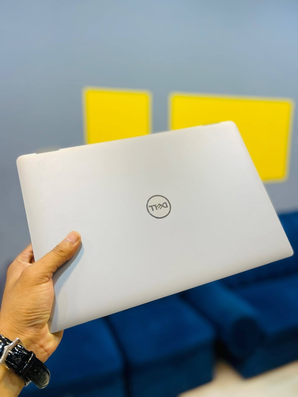 Dell Latitude 5320 (2-in-1) 💻
 * المعالج: Core i7 جيل 11 (أداء فائق).
 * الذاكرة: 16GB RAM / الهارد: 256GB SSD.
 * الشاشة: 13.3 إنش Full HD (لمس + قلاب 360 درجة).
 * الحالة: نظافة عالية جداً (شبه جديد).
 * المميزات: تصميم نحيف، خفيف الوزن، وبطارية ممتازة.
💰 السعر : 560 ألف دينار
#لابتوب #جديد #العراق #Dell #لابتوبي


**إذا كنت صاحب هذا الإعلان وتريد حذفه لأي سبب، رجاءا أرسل رسالة إلى الدعم الفني**