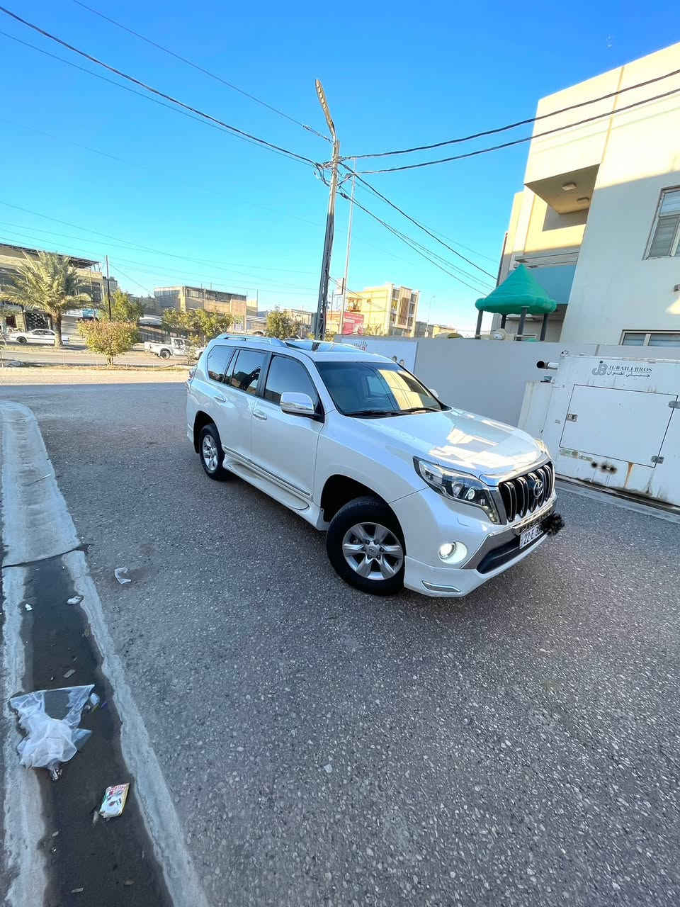 السلام عليكم للبيع  برادو 2013TXL v6رقم اربيل الجديد وسنويه لغايه 2028 بسم شركه تريد مداور او وكاله
 ماشيه 126
شرط تمشي 120 دك :
ومكينه كير كله كفاله سياره
ابيع صبغ عام وسونار موجود بل منشور مواصفات معروفه مواصفات
حساسات خلفيه
كأمره خلفيه
ثلاجة
تبريد ثلج
تخم تاير جديد
حداديه صدر جديد
بصمه تشغيل V6
كرسي جلد
فور ويل مانع منحدرات
لايت اسود زنون
وبعد بيها مواصفات هواي
العنوان نجف
سعر 220وبيه مجال شي بسيط اكثر استفسار اتصال على رقم
***********
