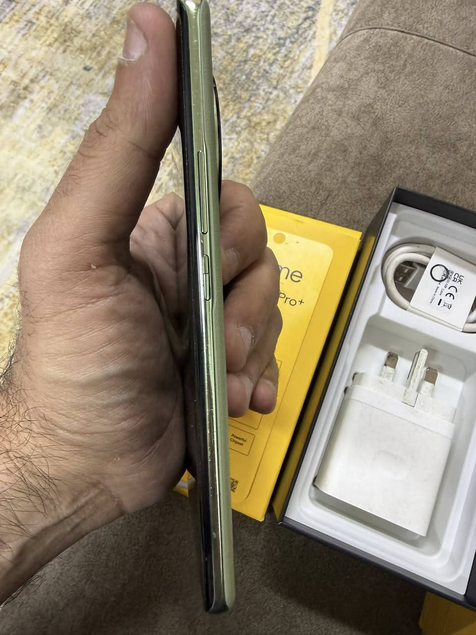 السلام عليكم للبيع فقط
realme 11pro plis 5G
ريلمي 11 برو بلص 5G
ذاكرة 512 
رام 12+12=24
 جهاز حيل نضيف غير مفتوح ولا مصلح نهائيا 
دكمة الاطفاء والتشغيل تشكل مرات واني مسوي نقر الشاشة للإطفاء والتشغيل يعني ما احتاجها ابد
شاشة منحنية بتردد 120 GHZ
بصمه شاشه وبصمه وجة 
كامرة 200MP قوية جدا
شكل انيق جدا مصنوع من الجلد النباتي
كامل الملحقات اني مشتري جديد على ايدي من الشركة
السعر 270  وبي مجال بسيط 
مكاني بغداد مجمع بسماية السكني
رقمي *********** اتصال او خاص
