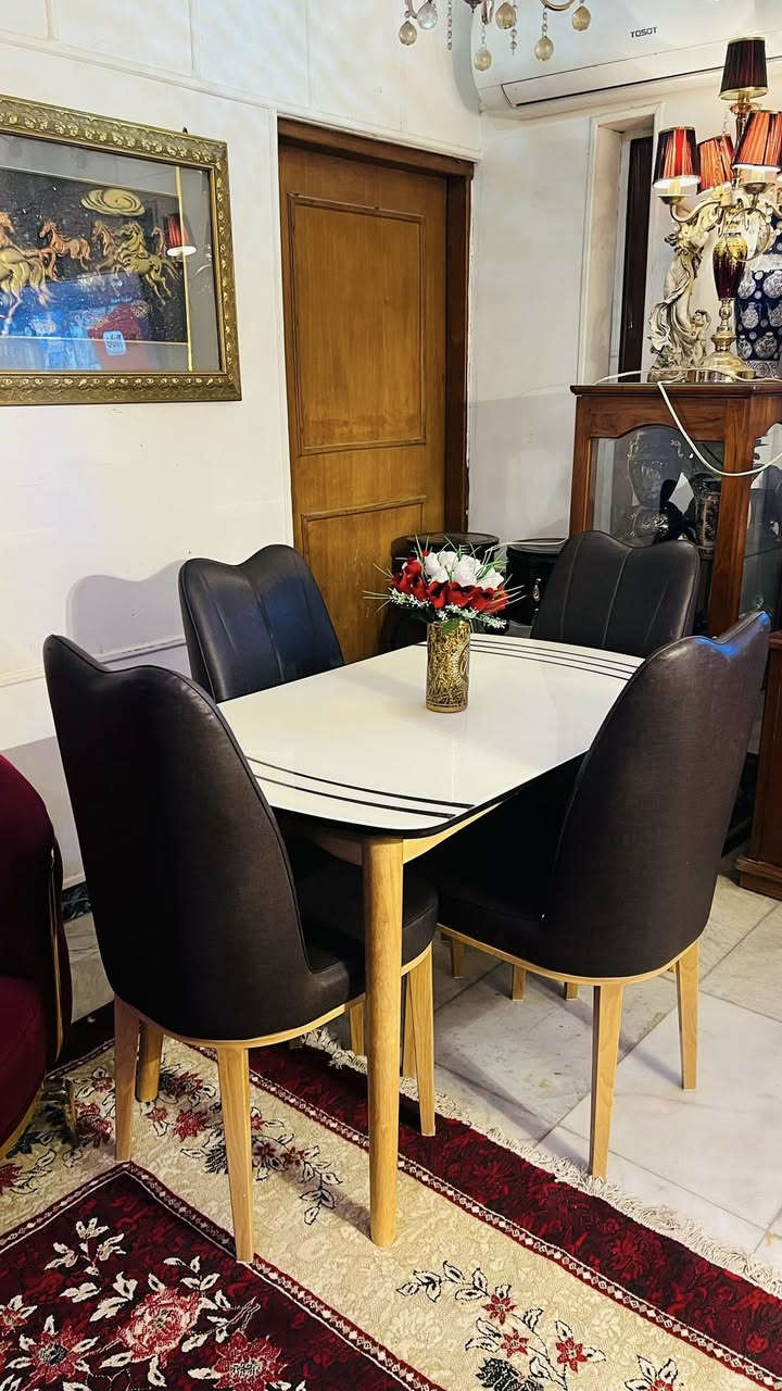 🧿﷽ 🧿 ميز طعام جديد ب200 مكان حي البنوك ***********
