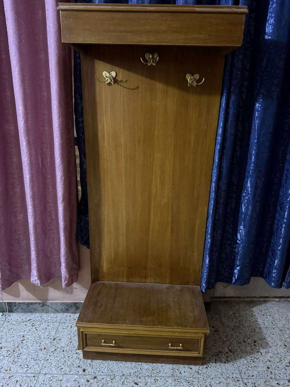 ثلاجه زغيره نضيفه السعر 75 وزاويه خشب نضيفه السعر 40 بغداد بلديات ***********
