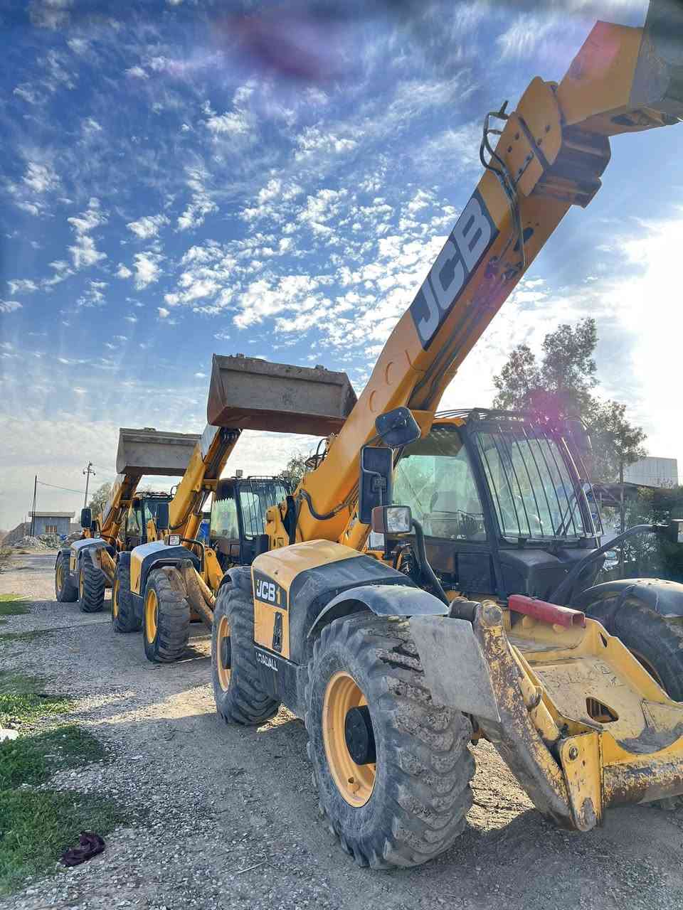 ثلاث رافعات للبيع موديل 2005 /2003/2003 جاهزين للشغل بسمنه 14 متر مكان داقوق ***********
