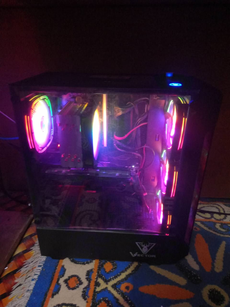 🔴 للبيع PC Gaming قوي – RGB كامل 🔴
💻 المواصفات:
🔹 المعالج: Intel Core i7 الجيل العاشر
🔹 الرام: 8GB
🔹 كرت الشاشة: GTX 1050 Ti 4GB
🔹 التخزين:
SSD 128GB
HDD 1TB
🔹 البور سبلاي: 450W
🔹 التبريد:
❄️ 5 مراوح RGB إضافية
✨ كيس RGB (إضاءة جميلة وقوية)
🔹 الحالة: نظيف جدًا، شغال 100% بدون أي مشاكل
🎮 يشغّل ألعاب: GTA V – PUBG – Fortnite – Valorant
💼 مناسب ألعاب + تصميم + شغل ودراسة
💰 السعر المطلوب:
👉 500,000 دينار
(قابل للتفاوض البسيط للجاد فقط)
📍 المكان: …… بغداد النهروان 
📞 التواصل:***********
