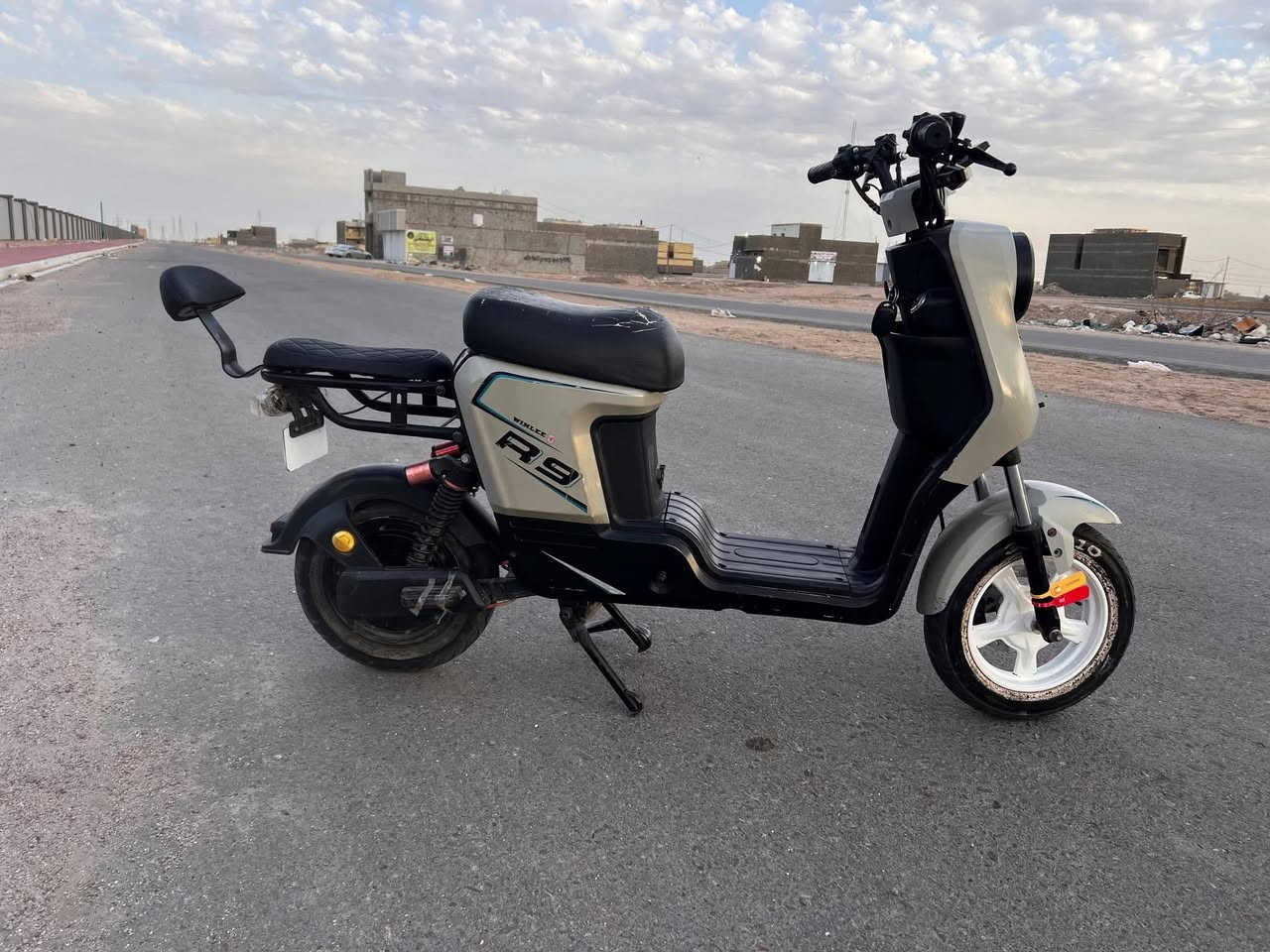 دراجه شحن R9دراجه كلشي بيه شغال باتريات جدد قبل شهر امبدلهن 22ابير الملف 1500دراجه جاهزه ونضيفه السعر 350وبيه مجال قليل لشراي مكاني البصره الصمعي الجديد مقابيل الموفقيه التواصل ***********
