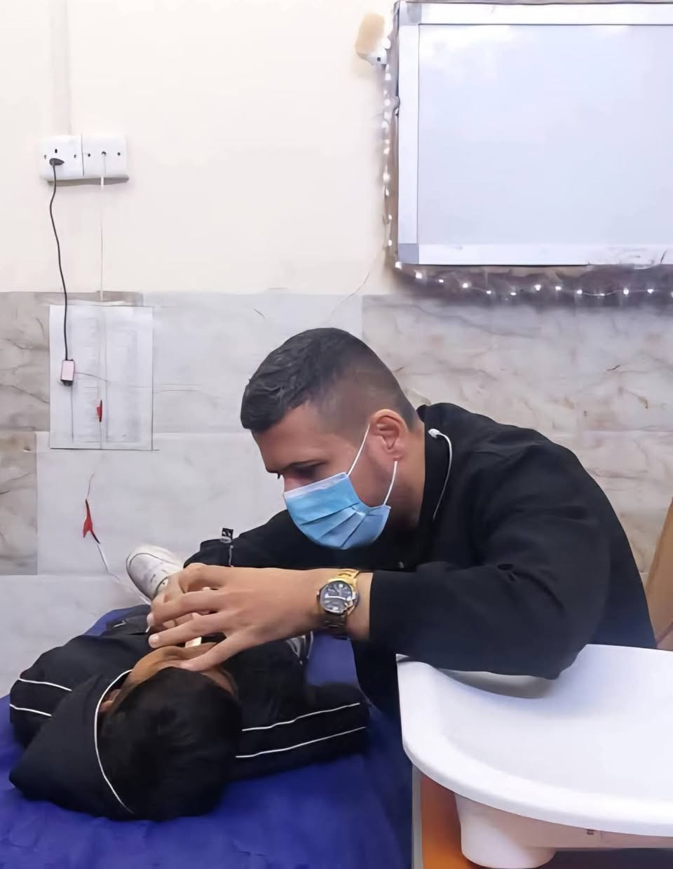 🔴 يُعلن الدكتور⬅️ سعد عبد عبدالله  ➡️
🔴اخصائي الاطفال .الخدج .حديثي الولاده  
🔴عن تواجده في عيادته⬅️كل ايام الاسبوع ➡️
🔴الحصوة –   قرب مرطبات التفاحة الحمراء
🔴 مجمع عالم الطب التخصصي
   📞📞   للحجز والاستفسار:  ***********
