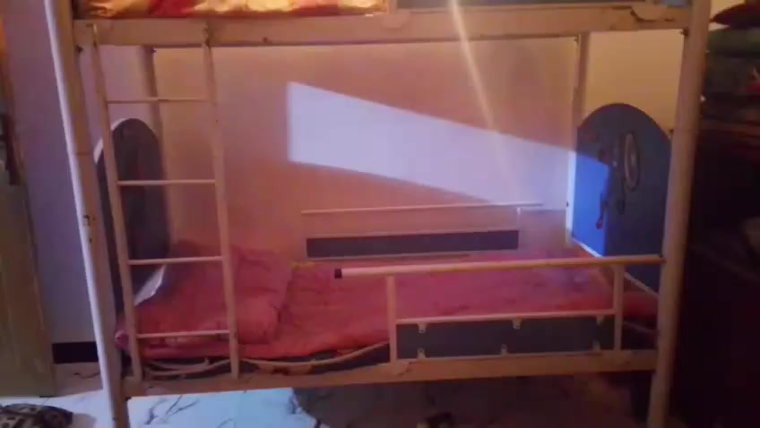 السلام عليكم 
سرير (جربايه)للبيع حديد طابقين جديد وحلوه استعمال قليل ومابيها اي ضرر العنوان بالشطره السعر 125وبيها مجال قليل للشراي للاستفسار ***********
