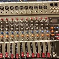 مكسر صوت للبيع شغال شرط.     السعر 85.    يوجد توصيل.    07887502236