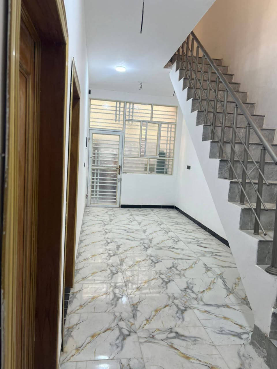 بيت للبيع مساحه ١٠٠ م طابو زراعي سند ٢٥ بناء جديد طابق واحد يحتوي على استقبال وصاله ومطبخ وغرف نوم وصحيات 
سعره ٨٠ مليون. عنوان كربلاء البوبيات عمود ٦٠ قرب أسواق برتقاله   أي استفسار اتصل *********** نستقبل جميع العروض في انحاء كربلاء.
