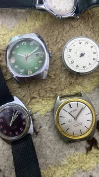 عاطل • ساعة