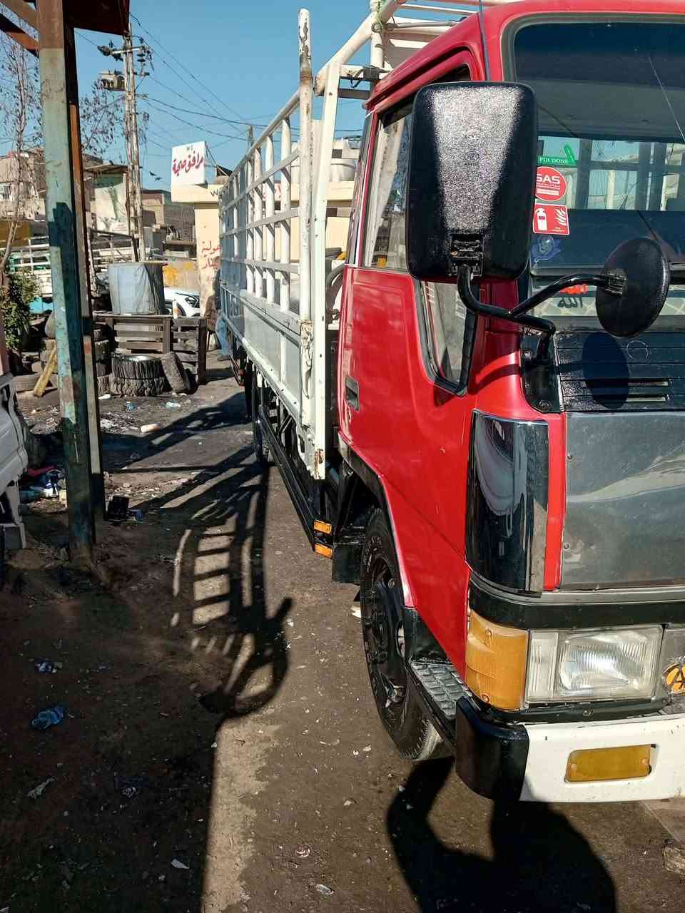 سلام عليكم كنتر عضم موديل 95 رقم بغداد بسمي طويل 5متر محرك 33 حديث مكان بغداد سعر 100 وبيه مجال رقم هاتف ***********
