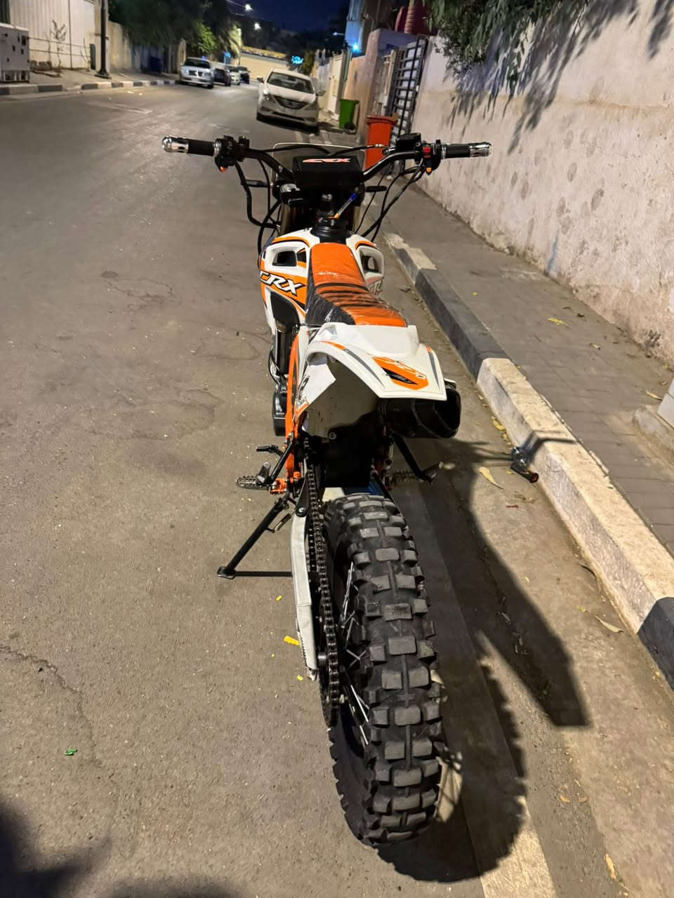 سلام عليكم دراجه قفاز crx
حجم مكينه 300
دراجه جديده اوراق 
سعرها مليون و450
مكاني بصره دور الضباط 
***********
