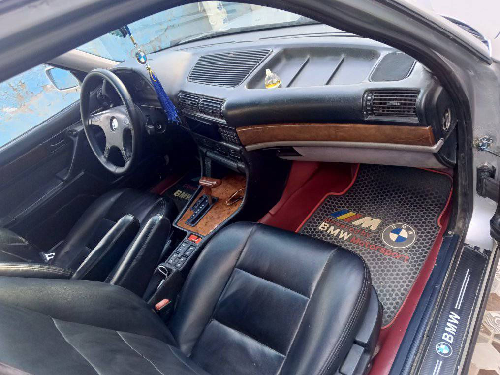 السلام عليكم سياره بي ام دبليو للبيع موديل 92 سياره كير ومحرك جديد حداديه جديده سنويه ورقم جديد مكان السياره الديوانيه سعر 65 ورقه وبيها مجال رقم الهاتف ***********
