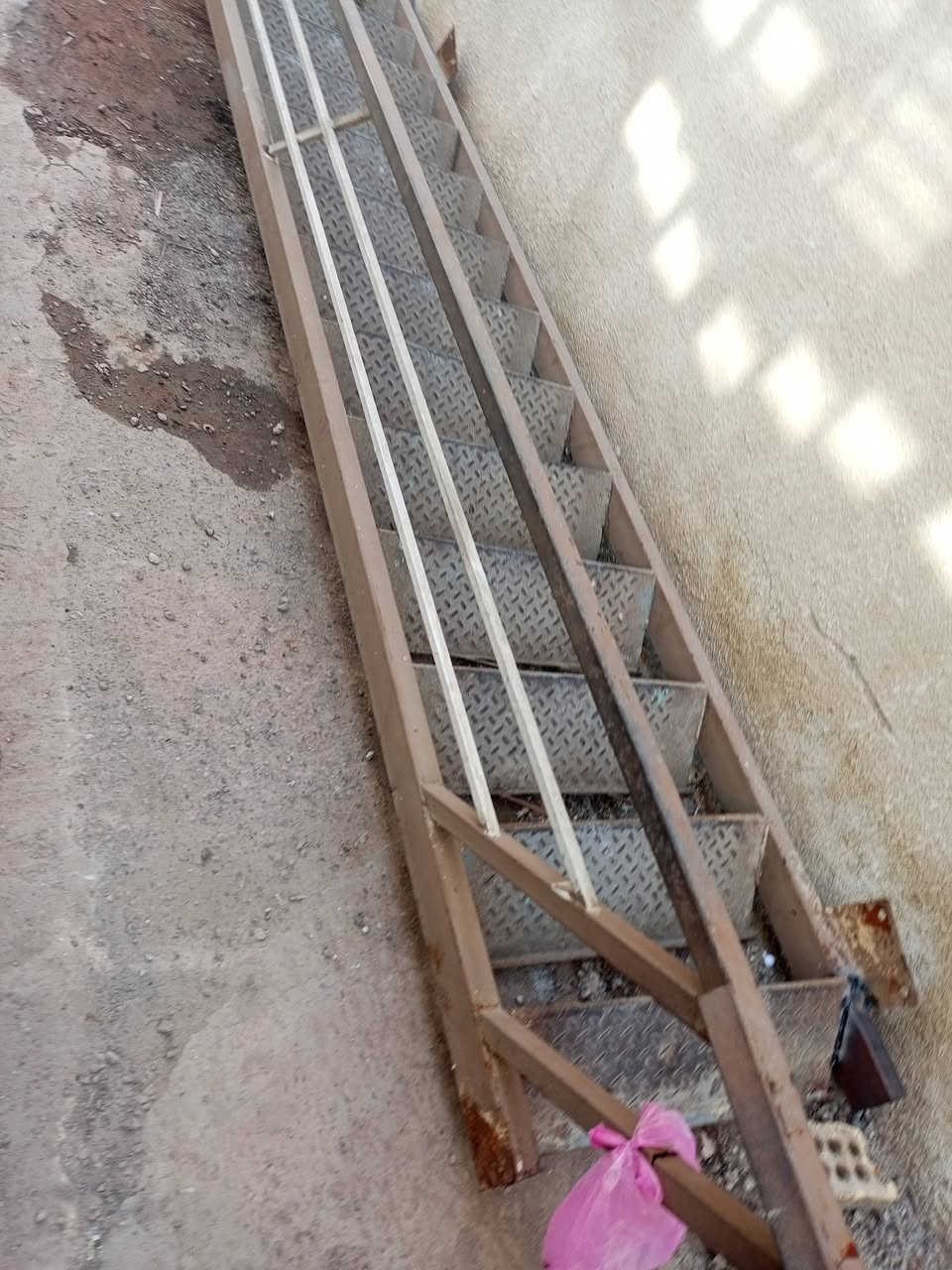 #للبيع درج 4 مترات و10 والعرض 85 محجر جهه وحده حديد ثقيل جكر بليت  ونظيف جدا مكاني بغداد الغزالية #
***********
***********
***********
 #العراق #بغداد #الانبار #المتابعون
