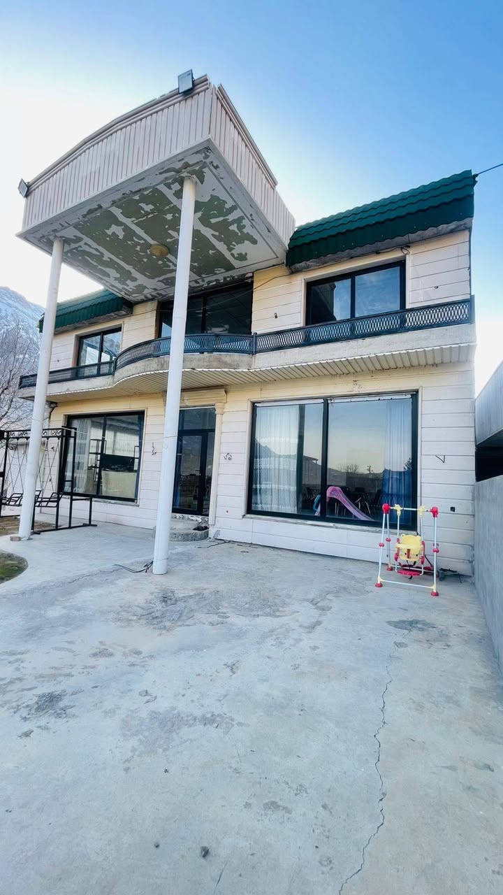 🏡 منزل للإيجار

✅ طابقين
✅ 3 غرف نوم
✅ صالة كبيرة
✅ مطبخ
✅ طاولة بلياردو 🎱
✅ حديقة ومكان للجلوس في الخارج
✅ إطلالة جميلة على الجبال والطبيعة

📞 للمزيد من المعلومات أو الحجز يرجى التواصل:٠
***********
