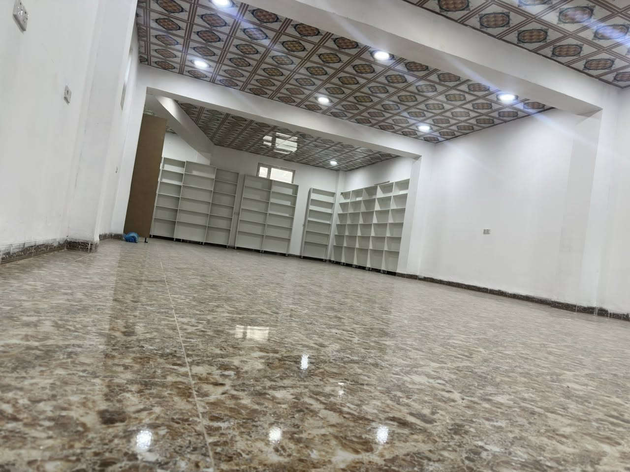 اعلان محل للاجار 
بمساحة كبيرة 
واجهه 7 متر  
عمق  20 متر 
يرهم 
غذائيه
منزلية
اثاث 
شركه 
اي مصلحة تحتاج مساحة كبيرة 
المكان
العلم - تقاطع شارع الزيتون
مقابيل ماركت الحارث التجاري 
للاستفسار والاتصال 
***********
‭0770 844 7429‬
