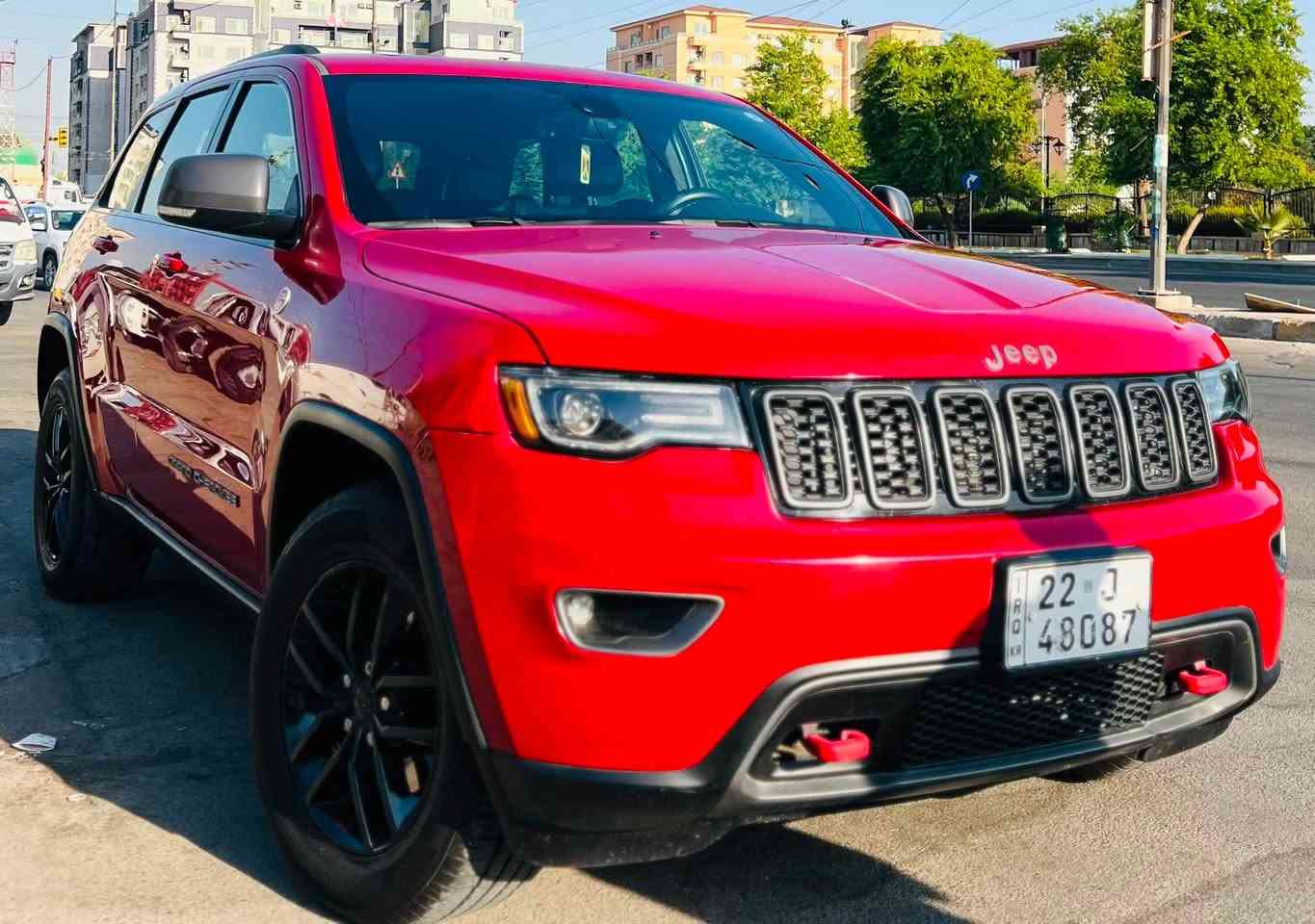 النوع: جيب جراند شيروكي (Trailhawk)
وارد امريكي 
• الموديل: 2017
• اللون الخارجي: أحمر طماطي (مميز جداً)
• المحرك: 6 سلندر - سعة 3.6 لتر
3+ Practical Motoring pm سرعات 8 ناقل الحركة: أوتوماتيك •
أبرز المواصفات:
• إصدار (تريل هوك) الأصلي المخصص للطرق الوعرة•
• نظام الدفع الرباعي (Quadra-Drive Il) مع نظام التعليق الهوائي
(Quadra-Lift)
• مقاعد رياضية جلد  (تطريز باللون الأحمر الخاص
بفئة التريل هوك والويل مختوم بلون السياره والعلامات ايضاً بلون السياره والمري الجانبيه وعلامات الجيب بلون مختلف مميز)
• شاشة لمس قياس 8.4 إنش تدعم نظام (Uconnect)
• وضعيات قيادة مختلفة تناسب جميع التضاريس
• ⁠بيها هواي مواصفات
• ⁠بصمه
• ⁠وبنوراما 
• ⁠جكات 
• ⁠جنطه كهرباء
• ⁠تحكم ستيرن كهرباء
• ⁠كشنات كهرباء
• ⁠السياره ميكانيكها كله جديد 
• ⁠السياره كلين بيها فقط بارد موضح بل صور
• ⁠الاتصال ***********
• ⁠ماشيه 150 الف
• ⁠رقم أربيل باسمي السياره
• ⁠المكان بغداد حي العامل
