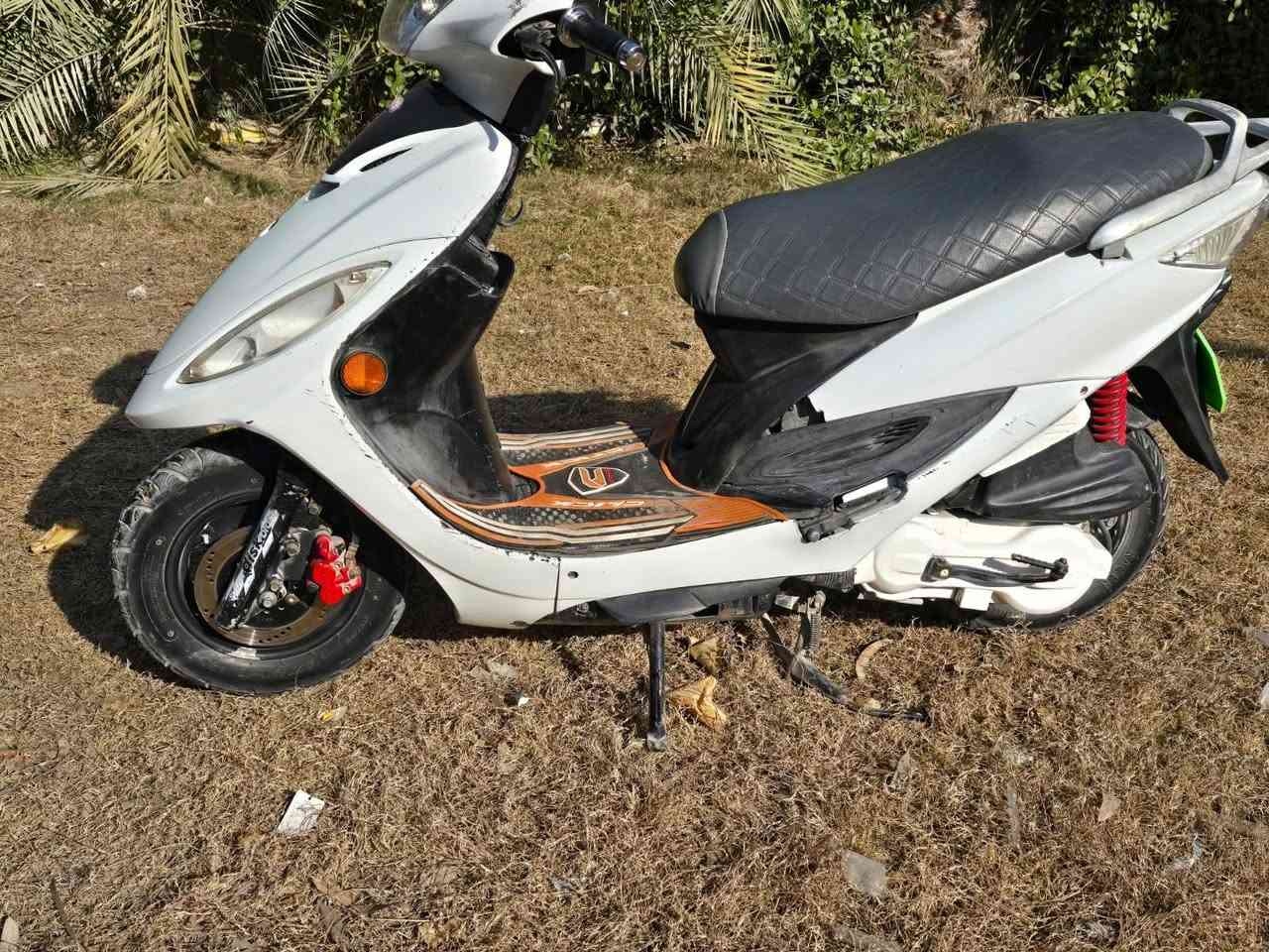 السلام عليكم دراجه كامكو جديده برغي مع مفتوح بيها  الدراجه مالك حاويه السعر 650
***********
رجاء مو شراي لا يعامل ولا يخابر.
