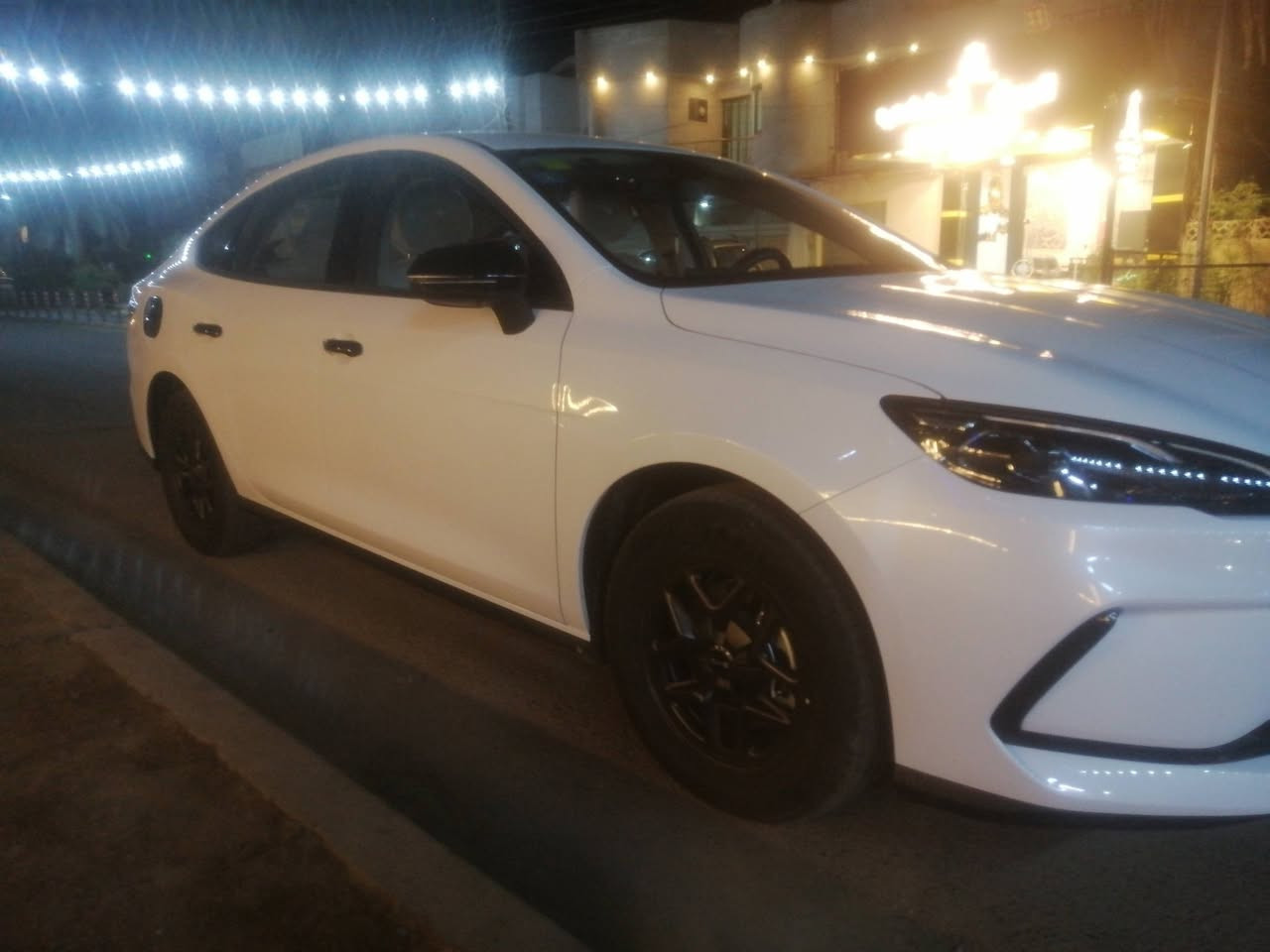 سلام عليكم عندي سيل ٥ زيرو سياره مصروف عليها ورقم بغداد باسمي حوضيات اصليها كامله حته الصندوق وجنطه السلامه وغلاف البصمه كل غراضها كامله ماشيه ١٨٦  HEVو ٥٠٠EV السياره مفحوصه سونر للتاكيد حته رصعه ما بيها السعر ١٩ مليون فقل الرقم ***********
