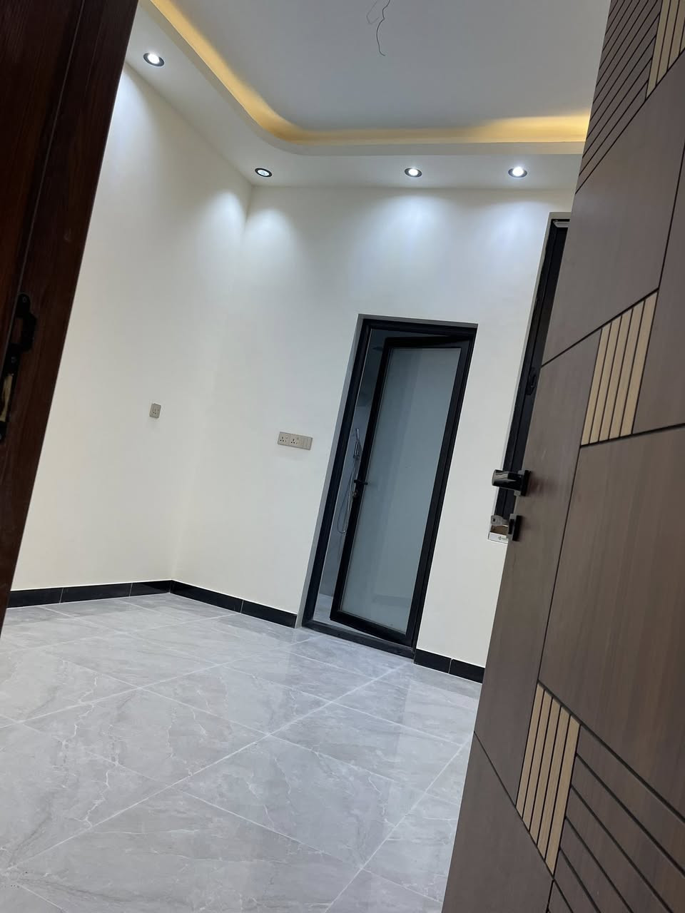 🏢✨ إعلان إيجار شقق ومشتملات – الكرادة داخل ✨🏢
🌟 شقق ومشتملات زيرو (غير مسكونة) 🌟
🏗️ ضمن بنايات حديثة وتشطيب جميل
📍 الموقع: الكرادة داخل – قرب مجمع الليث

🔹🏠 تفاصيل الشقق:
🛏️ غرفتين وصالة
🛋️ غرفة وصالة
🏢 الطوابق: أرضي 🟢 | أول 🔵 | ثاني 🟣 | ثالث 🟠
✨ تشطيب أنيق
🧰 خدمات متكاملة

🔹🏡 تفاصيل المشتملات:
🟢 طابق أرضي
🔵 طابق أول
🏗️ بناء حديث
✨ تشطيب مرتب

📞📲 للتواصل: واتساب أو اتصال
☎️ ***********

🏢📍 زيارة المكتب:
مكتب المهندس للخدمات العقارية
الكرادة داخل

🤝🔑 نستقبل جميع العروض:
🏷️ بيع • 🛒 شراء • 🏠 إيجار
🎨 تصميم • 🛠️ ترميم • 🏢 إدارة أملاك
