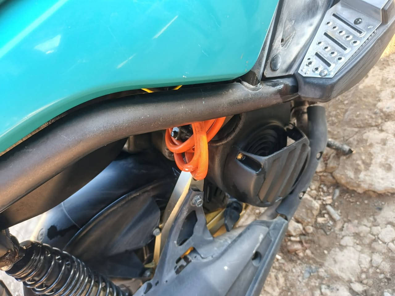 السلام عليكم سكنز جبل موديل 13
صارله فتره من نازله 
دراجه مكفولة من كلشي
محرك يخبل مامفتوح
تزويد كبالك بصور

هاوزن رياضي أبو الختم الحفر
قبق جوزه
تعلاكه
غلاف رقم شاصي
سويج 
يدات 
دبل اشاره
صوندات 
كاعيات فضيات

سعر 1500 وبيها مجال 
***********
