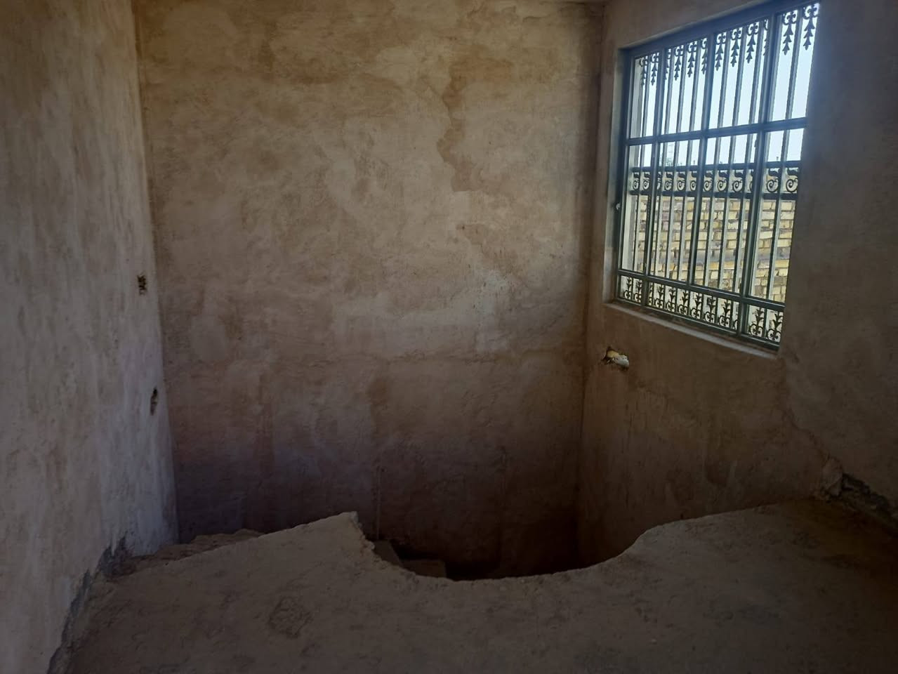 السلام عليكم بيت للبيع الموقع ال حمد قرب الحسينيه الزهراء ثالث بيت عن الشارع العام مساحه 250 غرفه 5في5)عدد 2)صاله 11في4)مطبخ 4)في 6)استقبال 9في 4)صحيات خارجيه ممرات حول البيت للاستفسار اكثر الإتصال بالرقم ***********
