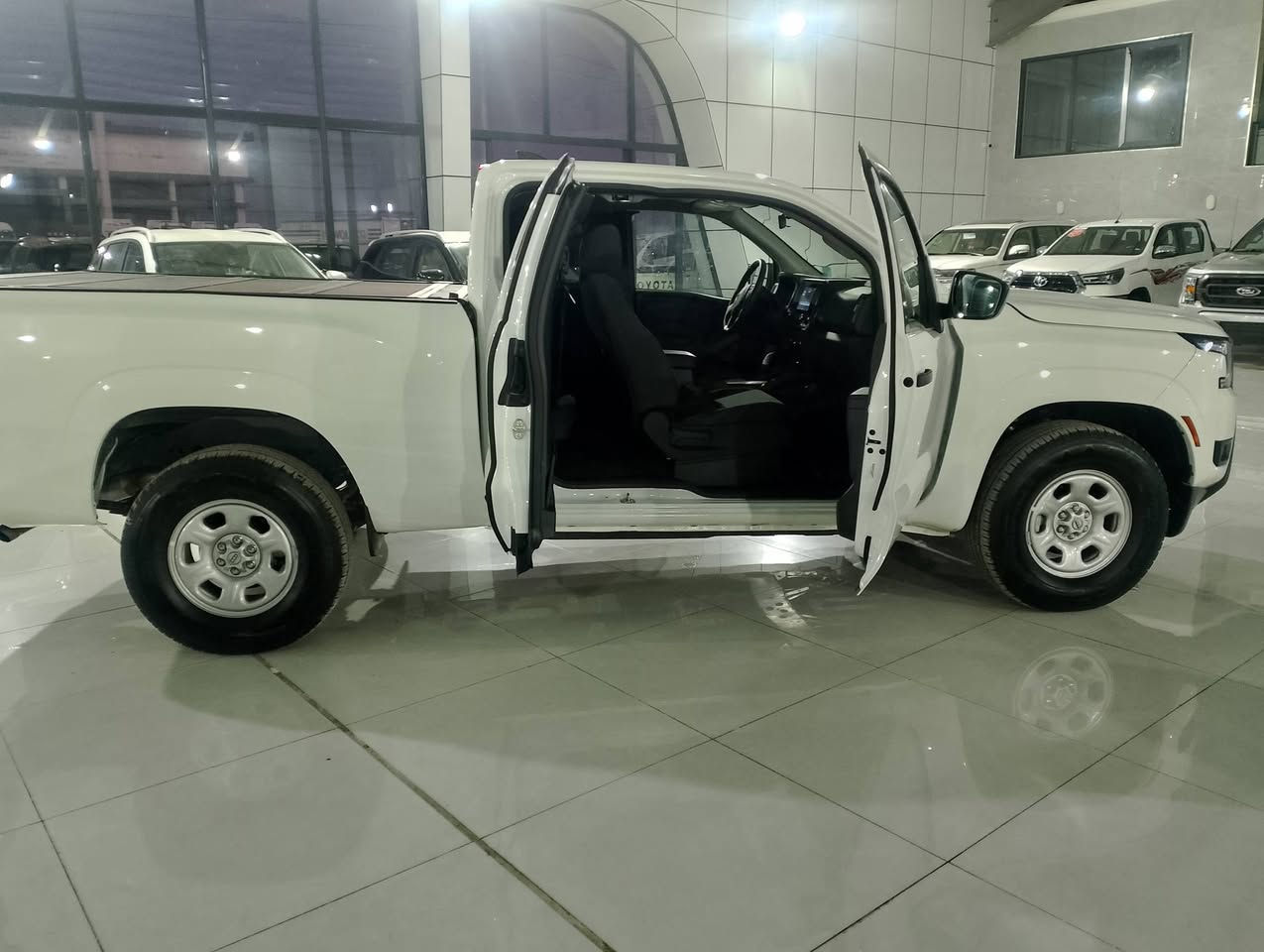 نیسان فورتنر 2025  ماشیه 200کیلو بعدمام رقم زیرو گیر اوتوماتیك ست سلندر سعر220ورقه مکانی کلار***********
