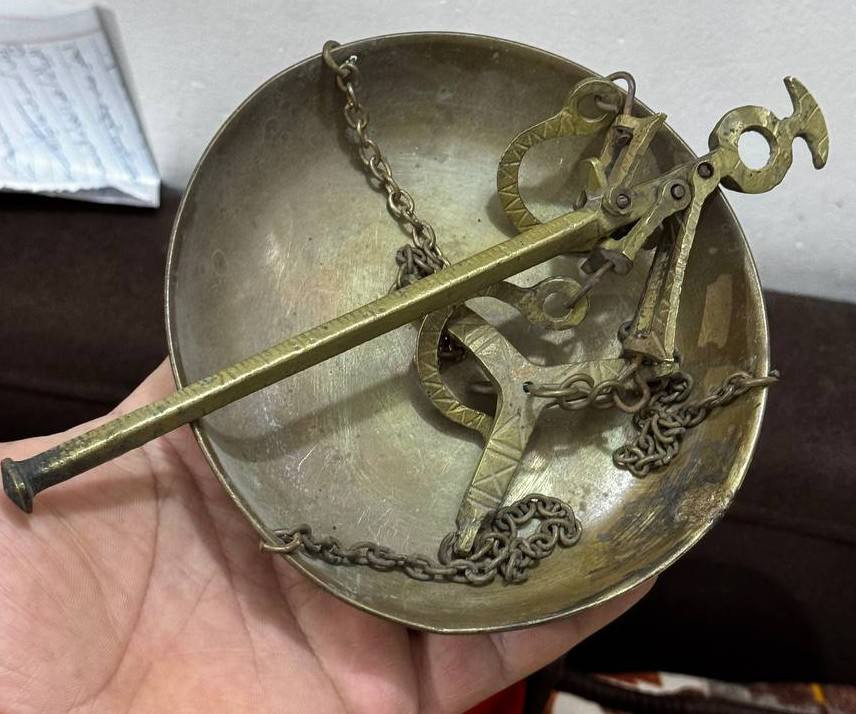 ميزان قديم حجم صغير نحاس بلكامل ومحزز
*********** بغداد
