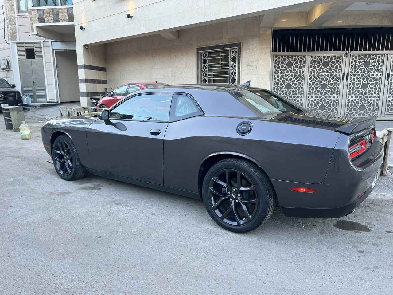 السلام عليكم دوج جالنجر موديل ٢٢ رقم اربيل بأسمي  بدون شاصي ايرباك برده فقط ماشيه السياره ٣٦ سعرها ١٩٠ تخم تايرات حداديه منظومة زينون سياره كامله ما نقصها ايشي 
***********
