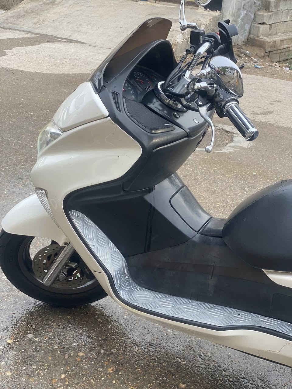 السلام عليكم فورزا صفر ٨ كرستال مكفوله من مكينه كير
مواصفات (٦ كير ٤ تحويلات ) 

( مسجل بلوتوث ) 

( لايت عالي ناصي زنون ابيض ) 

( بك لايت كرستال ) 

( نيكلات كفر كلجات دبلات يدات ستيرن مري عركب ) 

معدل ١٥٠ كيلو متر المكينه ٢٥٠ سيسي 

حماوه متعبر النص مي راديان اخضر 

ان شاءالله مكفوله من النقص 

السعر ١١٠٠ وبيها مجال 

العنوان ديالى بعقوبه 

الاستفسارات ***********
