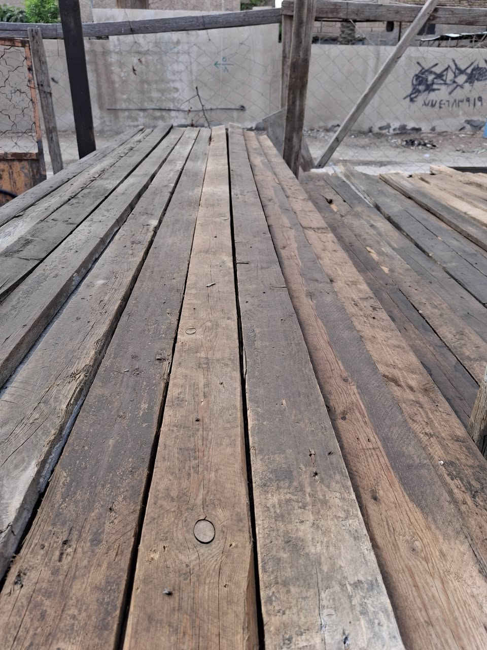 قالب خشب للبيع يدك 200 تارس 25العنوان حله مركز مدينه الاسفسار ***********
