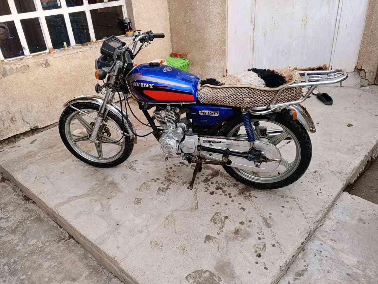 السلام عليكم شباب دراجه للبيع موديل 20 الدراجه نضيفه محرك نضيف تخم تايرات سلف هندر شغال مكاني ديالى بعقوبه رحمه 
***********
