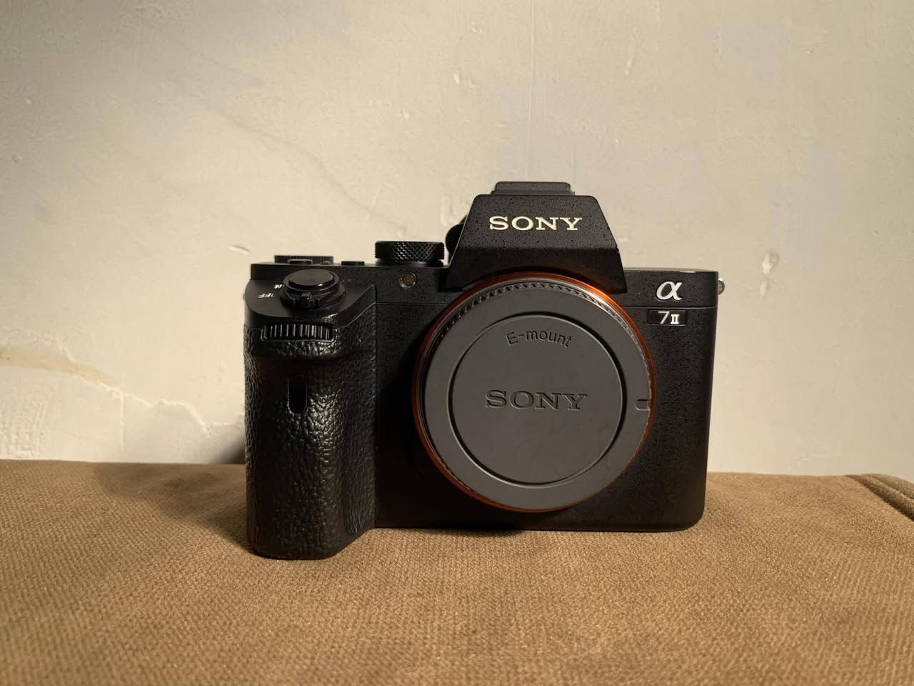 السلام عليكم
كاميرهsony فئة الa7ii الغنيه عن التعريف فول فريم
مع عدسه ٢٨ـ٧٠ نضافة 95% ما بيها اي مشكلة سعرها مليون و ٤٠٠ وبيها مجال  جديده الله شاهد وهاي مواصفاتها
شتر 24k
تتميز بمستشعر إطار كامل (Full-Frame) واضاءة خلفية بدقة \(42.4\) ميجابكسل. توفر تصوير فيديو 4K، وتثبيت صورة خماسي المحاور، ونظام ضبط بؤري تلقائي سريع، مما يجعلها خياراً ممتازاً للتفاصيل الدقيقة والظروف الإضاءة المنخفضة. 
ملحقاتها 
بطاريات عدد 4 + جنطة + شاحنه  
 للشراي


**إذا كنت صاحب هذا الإعلان وتريد حذفه لأي سبب، رجاءا أرسل رسالة إلى الدعم الفني**