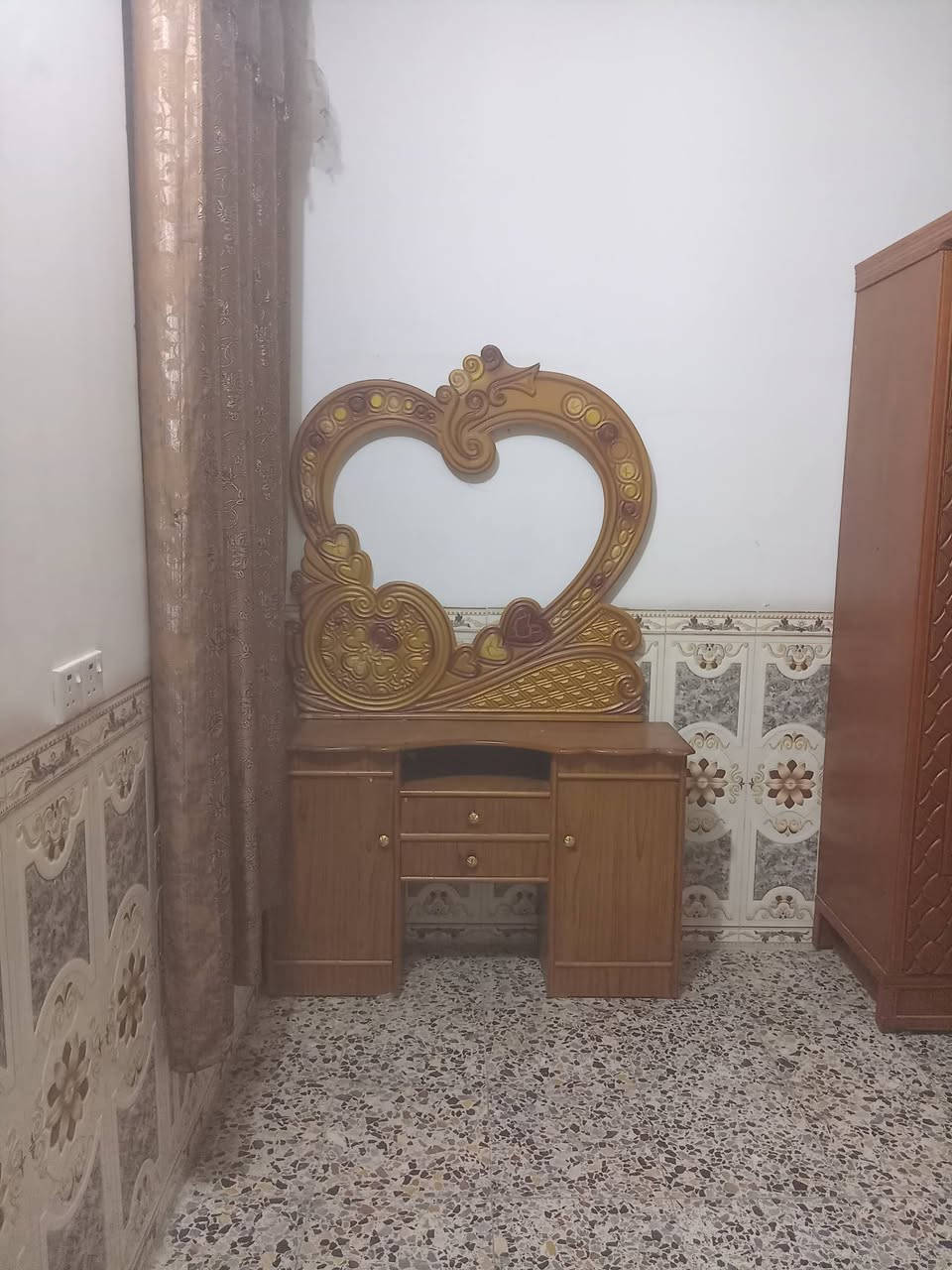 سلام عليكم غرفه للبيع رايدهه ٣٥٠ وبيهه مجال بصيط ***********
