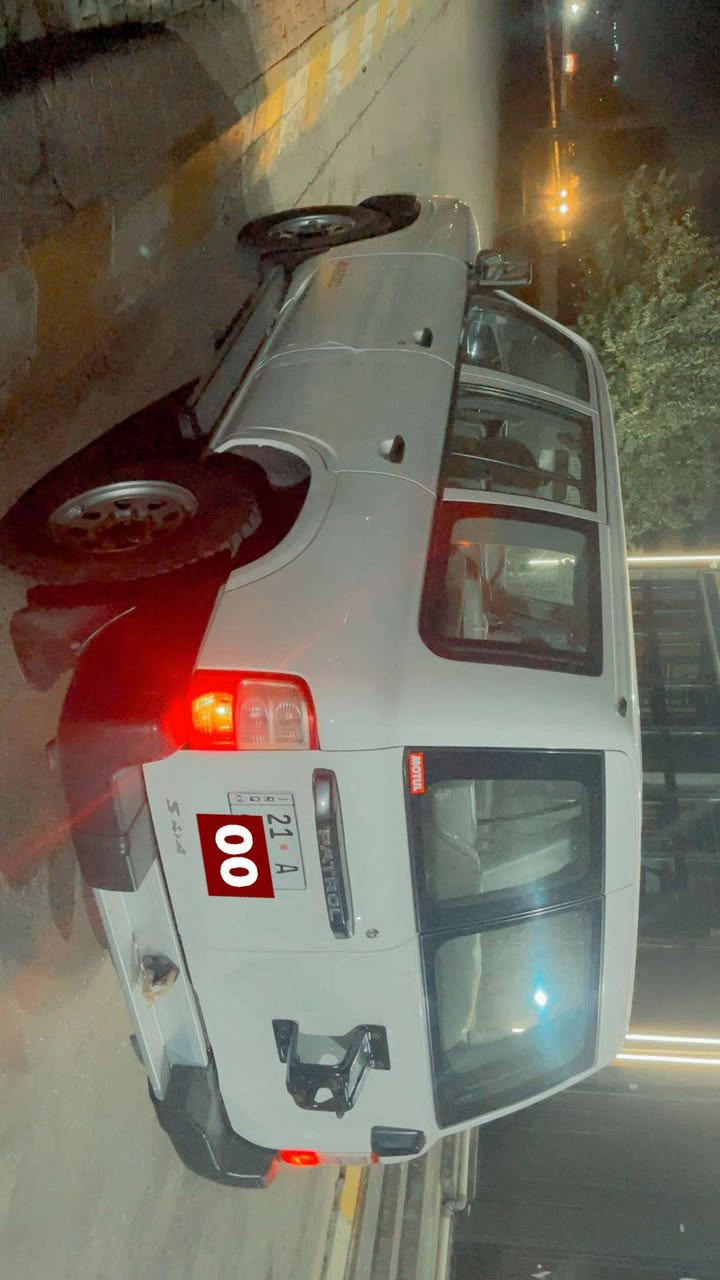 بەناوی خودای گەورەو میهرەبان 
نیسان پاترۆڵ مۆدێل 2002ناوسپی مەرغوبی بازار 
گێر مەکینەی بەشەرت نەکراوەتۆ 
مەکینەی بۆفێلسیش قەباغی نەکراوەتۆ 
گشت گیانی لەسەر دەقی شەریکەیە 
تەنانەت دوگمەی بەدلی تەنکیەکەو دەرەجەی بەرزو نزمی لایتەکانیشی ئیشدەکات 
بەشەرت کۆمپیو تەر 224807کیلۆمەتر رۆشتوە 
چوار تایەی دەنلوبی لەژێرە 
سەنەوی تازەیە 
کارتی بەنزینی کەرکوکی هەیە 
ناوی نیە لەلیستا تەحویل ئەسڵە 
بوشەکانی ژێری بیلادی شەریکەیە 
تەقینی نیە  
تەرجیل بیلاد 
کوشنەکانی هیچی نەدراوەو گاعیشی بیلادە 
هەر چوار قایش قورو ساڵۆنسای بیلاد شەریکە 
سەیارەکە ماڵی دۆستەو بەشەرت بێ عەیبی دەیفرۆشین 
چرکەو سعر ببرە 
سۆنەریم داناوە  چوار پەنجە کارتی هەیە لەکەڵ بستێک سارد    سەیارەی ماڵی خۆمەو بەناوی خۆمەوەیە   
 گۆرینەوەش دەکەم    
بە پاترۆڵ یان مۆنیکا یان مەرزێ  
ناونیشان چەم چەماڵ 
***********
