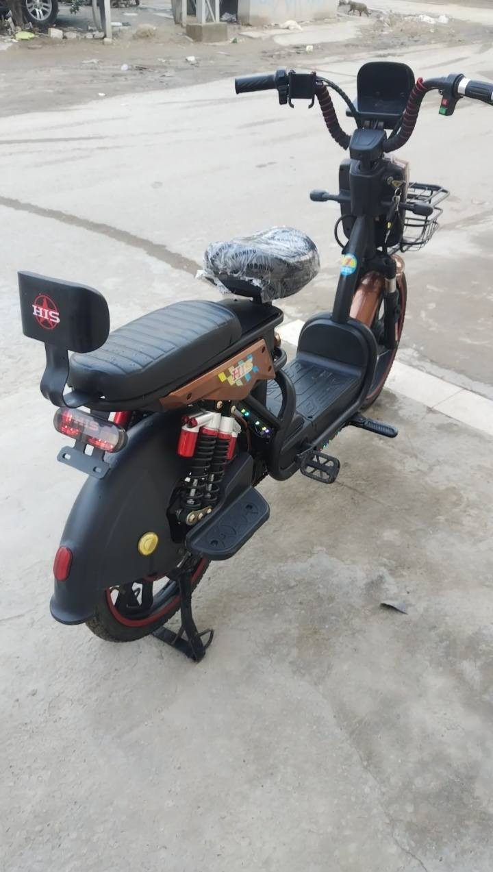 السلام عليكم
دراجه شحن حجم 20 شركه HIS احسن نوعيه 5 بطاريات نضيفات كلش والدراجه اخت الجديده 
استعمال قليل جدا وياه سويجين و بصمتين 
وشاحنه الاصليه 

السعر 275 الف 
العنوان بغداد 
رقم ***********
