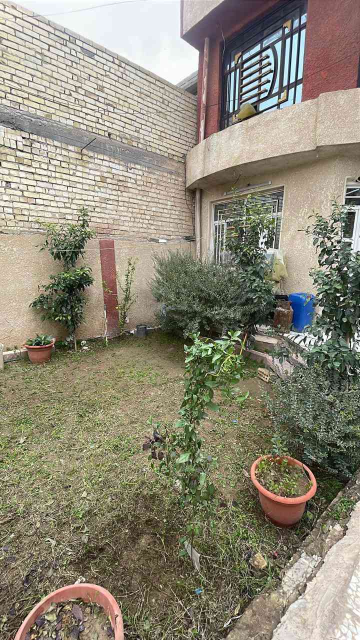 السلام عليكم الدار للبيع المساحه 194 يتكون من طابقين الطابق الاول يحتوي على استقبال وصاله داخليه وغرفتين خدمات صحيه داخليه وخارجيه وحديقه مثل ما موضح بالصور والطابق الثاني يحتوي عل غرفتين وسطحين في منطقة السريدات القديمة المربع الثاني تبليط باب البيت وخدمات كاملة السعر ١٣٠ بي مجال بسيط حك الجية الرقم ***********
