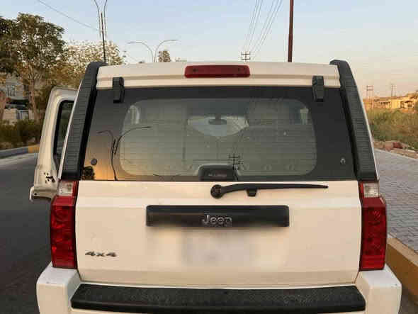 السلام عليكم جيب كومندور للبيع موديل ٢٠٠٧ محرك ٣٧٠٠ رقم بغداد بأسمي بيها خيط تبخير بالمحرك الصدر نص عمر التايرات نص عمر يرادلها ترتيبات شويه ضررها باب السائق وباب السكن وبيها تعديلات بجاملغ السكن الخلفي السياره شغاله وبحاله جيده التبريد شغال السعر ٧٢ورقه وبيها مجال للشراي للاستفسار الاتصال غلى الرقم ***********
